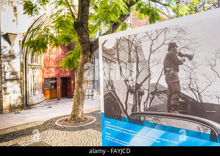 Affiche montrant une photographie historique du capitaine Fernando salgueiro maia au cours de la révolution des œillets Banque D'Images