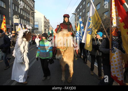 Gdynia, Pologne 6e, janvier 2016 trois rois avec processions Caspar, Melchior et Balthazar avec anges et démons, Hérode fait son chemin vers le bas la Swietojanska street. Une filiale de catholiques, 3 Rois honore Kaspar, Melchior et Balthazar, les trois hommes sages qui ont visité Jésus à sa naissance Crédit : Michal Fludra/Alamy Live News Banque D'Images