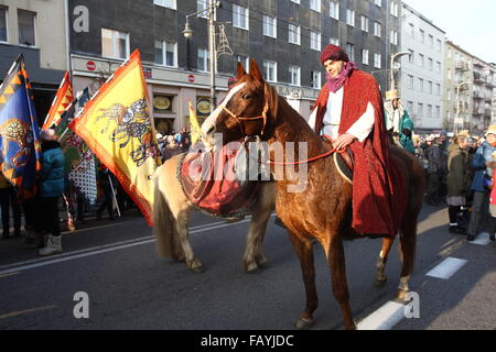 Gdynia, Pologne 6e, janvier 2016 trois rois avec processions Caspar, Melchior et Balthazar avec anges et démons, Hérode fait son chemin vers le bas la Swietojanska street. Une filiale de catholiques, 3 Rois honore Kaspar, Melchior et Balthazar, les trois hommes sages qui ont visité Jésus à sa naissance Crédit : Michal Fludra/Alamy Live News Banque D'Images