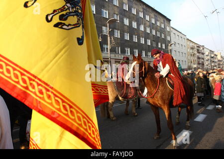 Gdynia, Pologne 6e, janvier 2016 trois rois avec processions Caspar, Melchior et Balthazar avec anges et démons, Hérode fait son chemin vers le bas la Swietojanska street. Une filiale de catholiques, 3 Rois honore Kaspar, Melchior et Balthazar, les trois hommes sages qui ont visité Jésus à sa naissance Crédit : Michal Fludra/Alamy Live News Banque D'Images