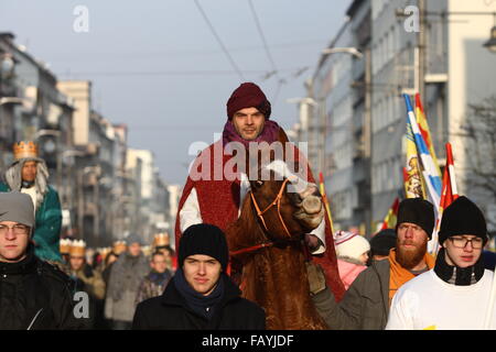 Gdynia, Pologne 6e, janvier 2016 trois rois avec processions Caspar, Melchior et Balthazar avec anges et démons, Hérode fait son chemin vers le bas la Swietojanska street. Une filiale de catholiques, 3 Rois honore Kaspar, Melchior et Balthazar, les trois hommes sages qui ont visité Jésus à sa naissance Crédit : Michal Fludra/Alamy Live News Banque D'Images