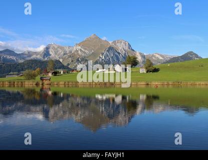 Gamme de l'Alpstein en miroir dans lake Schwendisee Banque D'Images