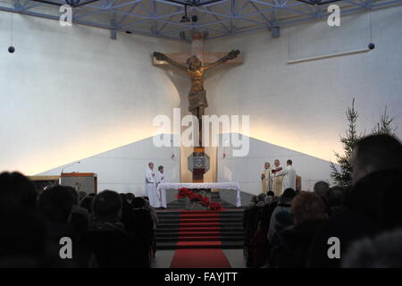 Gdynia, Pologne 6e, janvier 2016 4 sur 10 les Polonais vont à la Messe, tandis que 16 pour cent des catholiques aller à la Sainte Communion, selon le ChurchÕs Institut Catholique de statistiques. Personnes au cours de la Holly Messe en l'église Notre Dame, Reine de l'église polonaise de Gdynia sont vus. Credit : Michal Fludra/Alamy Live News Banque D'Images