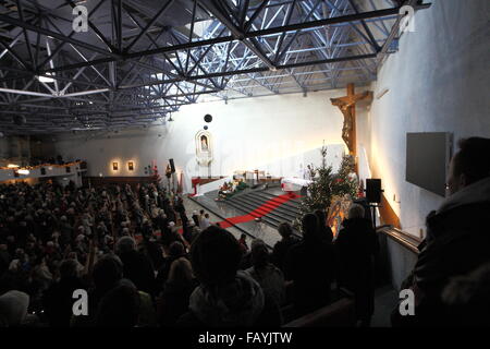 Gdynia, Pologne 6e, janvier 2016 4 sur 10 les Polonais vont à la Messe, tandis que 16 pour cent des catholiques aller à la Sainte Communion, selon le ChurchÕs Institut Catholique de statistiques. Personnes au cours de la Holly Messe en l'église Notre Dame, Reine de l'église polonaise de Gdynia sont vus. Credit : Michal Fludra/Alamy Live News Banque D'Images