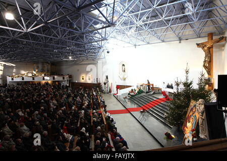 Gdynia, Pologne 6e, janvier 2016 4 sur 10 les Polonais vont à la Messe, tandis que 16 pour cent des catholiques aller à la Sainte Communion, selon le ChurchÕs Institut Catholique de statistiques. Personnes au cours de la Holly Messe en l'église Notre Dame, Reine de l'église polonaise de Gdynia sont vus. Credit : Michal Fludra/Alamy Live News Banque D'Images