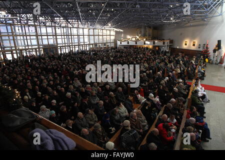 Gdynia, Pologne 6e, janvier 2016 4 sur 10 les Polonais vont à la Messe, tandis que 16 pour cent des catholiques aller à la Sainte Communion, selon le ChurchÕs Institut Catholique de statistiques. Personnes au cours de la Holly Messe en l'église Notre Dame, Reine de l'église polonaise de Gdynia sont vus. Credit : Michal Fludra/Alamy Live News Banque D'Images