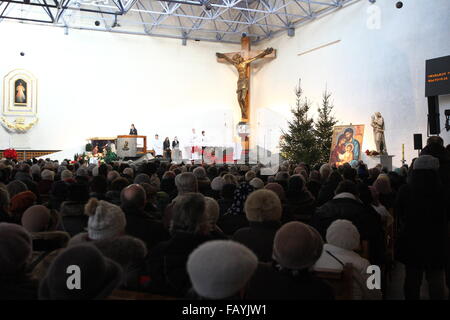 Gdynia, Pologne 6e, janvier 2016 4 sur 10 les Polonais vont à la Messe, tandis que 16 pour cent des catholiques aller à la Sainte Communion, selon le ChurchÕs Institut Catholique de statistiques. Personnes au cours de la Holly Messe en l'église Notre Dame, Reine de l'église polonaise de Gdynia sont vus. Credit : Michal Fludra/Alamy Live News Banque D'Images