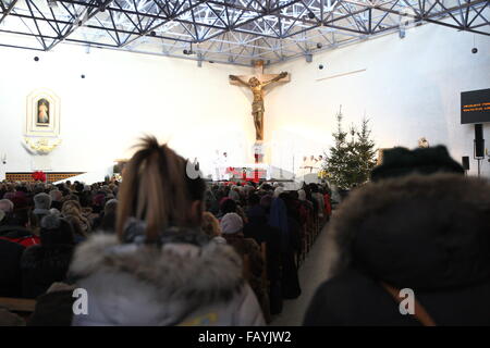 Gdynia, Pologne 6e, janvier 2016 4 sur 10 les Polonais vont à la Messe, tandis que 16 pour cent des catholiques aller à la Sainte Communion, selon le ChurchÕs Institut Catholique de statistiques. Personnes au cours de la Holly Messe en l'église Notre Dame, Reine de l'église polonaise de Gdynia sont vus. Credit : Michal Fludra/Alamy Live News Banque D'Images