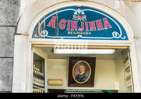 Liqueur de cerise un bar traditionnel ginjinha, Lisbonne, Portugal Banque D'Images