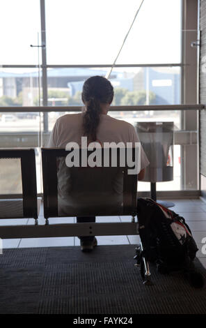 O. R. Tambo International Airport Man Waiting - Gauteng - Afrique du Sud Banque D'Images