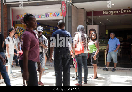 Les passants à V&A Waterfront à Cape Town - Afrique du Sud Banque D'Images