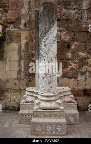 Cloître de la Cathédrale de Lisbonne, Portugal, colonne de sculptures, bas-relief d'anges, les gens l'exode, gargouilles, et de fleurs Banque D'Images