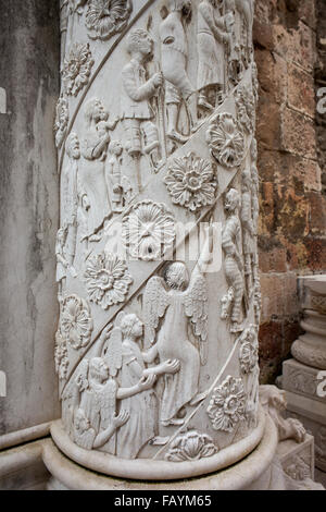 Cloître de la Cathédrale de Lisbonne, Portugal, colonne de sculptures, bas-relief d'anges, les gens l'exode et de fleurs motif Banque D'Images