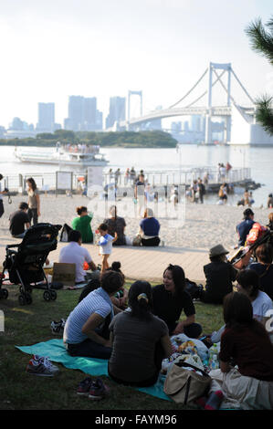 Pique-nique et farniente sur la plage d'Odaiba Tokyo Banque D'Images