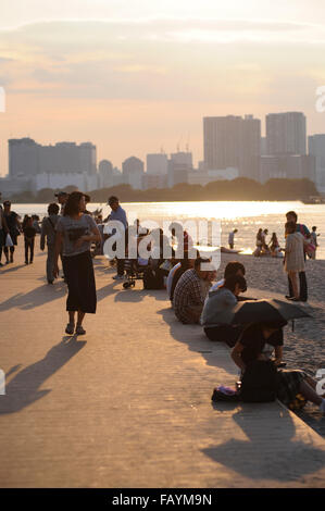 La marche et le soleil sur la plage d'Odaiba Tokyo Japon Banque D'Images