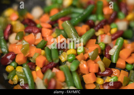 La texture de savoureux dés de haricots, carottes, maïs et Banque D'Images