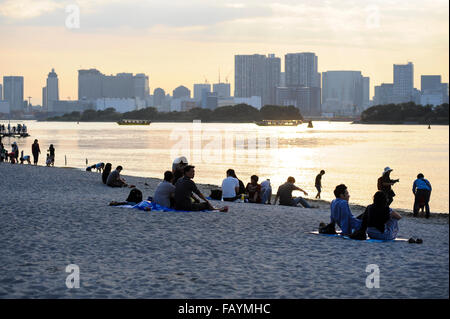 Le japonais à bronzer sur la plage d'Odaiba Tokyo Japon Banque D'Images