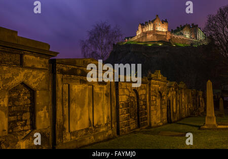 Une vue imprenable sur le château d'Édimbourg à partir d'un cimetière, de l'Écosse. Banque D'Images