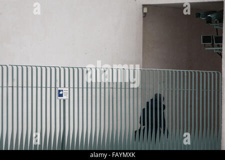 Berlin, Allemagne. 6 janvier, 2016. Un membre du personnel passe devant des caméras de surveillance à la chancellerie allemande à Berlin, Allemagne, le 6 janvier 2016. La chancelière allemande, Angela Merkel, à Berlin chancellerie a été bouclé pour les enquêtes de police d 'un courrier suspect élément', un porte-parole de la police a confirmé à Xinhua. Credit : Zhang Fan/Xinhua/Alamy Live News Banque D'Images