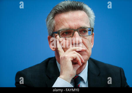 Berlin, Allemagne. 6 janvier, 2016. Le ministre allemand de l'intérieur Thomas de Maizière assiste à une conférence de presse à Berlin, Allemagne, le 6 janvier 2016. L'Allemagne a enregistré 1,1 millions de demandeurs d'asile en 2015, a annoncé le ministre allemand de l'Intérieur, Thomas de Maizière, mercredi. © Zhang Fan/Xinhua/Alamy Live News Banque D'Images