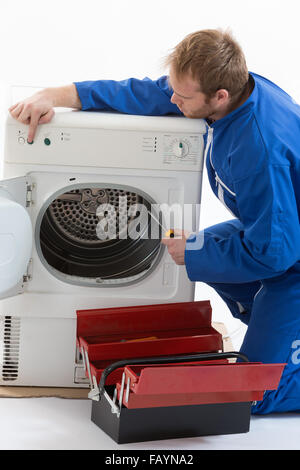 La fixation d'un lave-linge Tecnician Banque D'Images