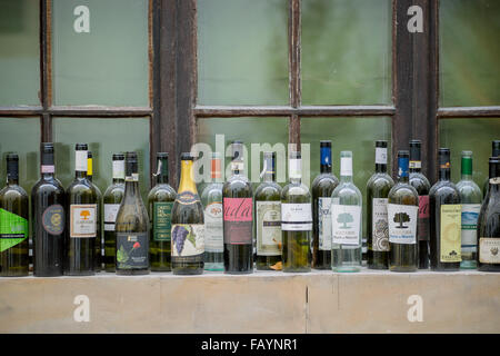 Bouteilles de vin vide debout sur le rebord de Banque D'Images