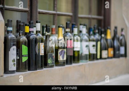 Bouteilles de vin vide debout sur le rebord de Banque D'Images