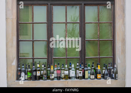 Bouteilles de vin vide debout sur le rebord de Banque D'Images