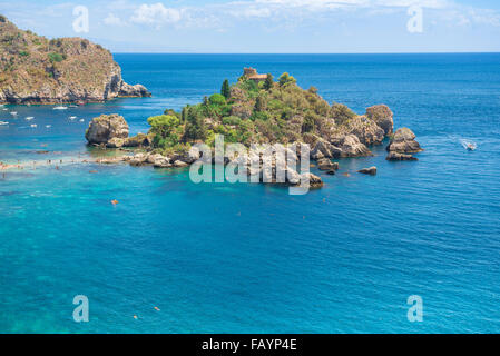 Sicile île, vue en été de la petite île connue sous le nom d'Isola Bella, située à côté de la plage de Mazzaro, en dessous de la station balnéaire de Taormina, Sicile. Banque D'Images