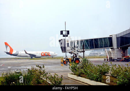 Avion Boeing 737 de la Gol company l'atterrissage à l'aéroport de Santos Dumont de Rio de Janeiro Brésil Banque D'Images