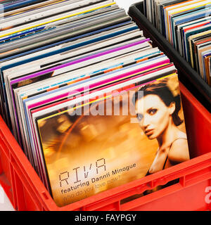 Vintage Collection de vinyles avec Riva / Dannii Minogue vers l'avant. Banque D'Images