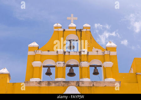 Les cloches de l Église de dulce nombre de Jésus à San Francisco de Campeche, Mexique Banque D'Images