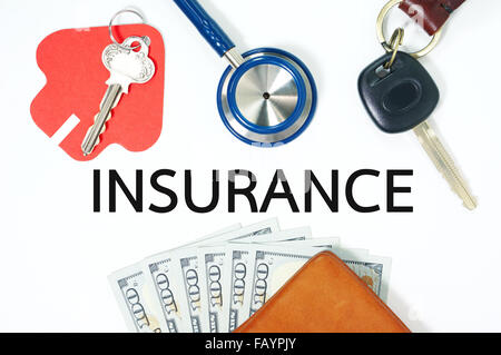 Concept d'assurance avec l'argent dans votre portefeuille pour la santé et l'assurance automobile accueil Banque D'Images