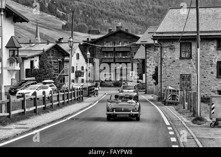 Seule voiture sur de vieux pays européen road en noir et blanc Banque D'Images