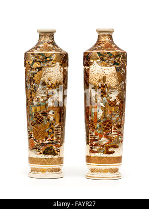 Paire d'anciens correspondants vases satsuma japonais du 19e siècle Banque D'Images