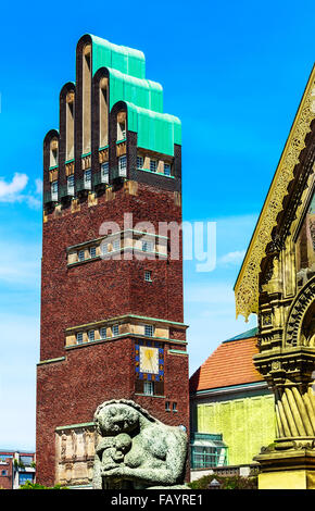 Tour et chapelle de mariage russe à Darmstadt, Allemagne Banque D'Images