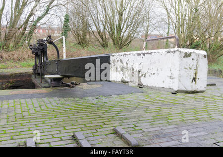 James Brindley Canal grâce à Smethwick dans le West Midlands industriels Banque D'Images