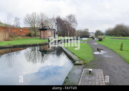 James Brindley canal par le biais de l'industrielle Smethwick dans les Midlands de l'Ouest Banque D'Images