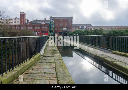 James Brindley canal par le biais de l'industrielle Smethwick dans les Midlands de l'Ouest Banque D'Images