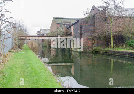 James Brindley canal par le biais de l'industrielle Smethwick dans les Midlands de l'Ouest Banque D'Images