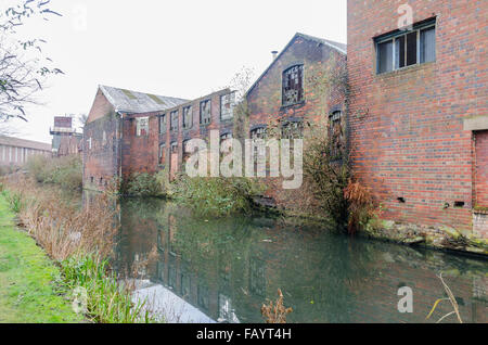 James Brindley canal par le biais de l'industrielle Smethwick dans les Midlands de l'Ouest Banque D'Images