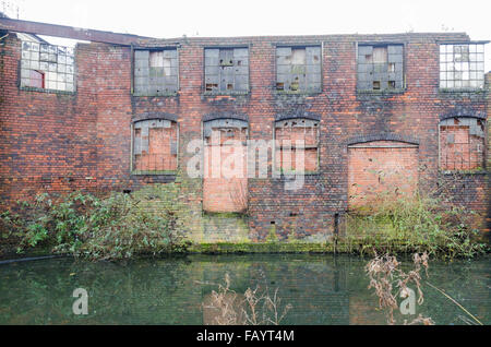 James Brindley canal par le biais de l'industrielle Smethwick dans les Midlands de l'Ouest Banque D'Images