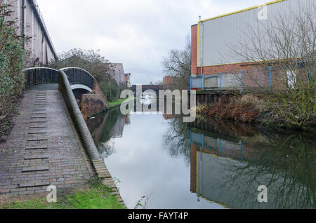 James Brindley canal par le biais de l'industrielle Smethwick dans les Midlands de l'Ouest Banque D'Images