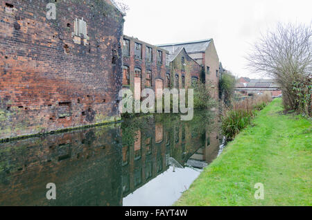 James Brindley canal par le biais de l'industrielle Smethwick dans les Midlands de l'Ouest Banque D'Images