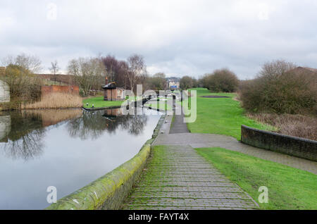 James Brindley canal par le biais de l'industrielle Smethwick dans les Midlands de l'Ouest Banque D'Images