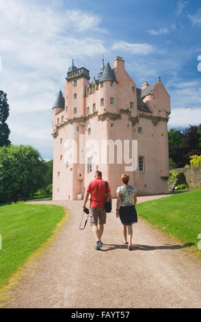 Les touristes à monter l'allée en direction de Craigievar Castle - Aberdeenshire, en Écosse. Banque D'Images