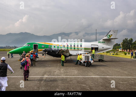 Les hommes conseil d'un petit vol d'un avion à partir de Pokhara à Katmandou. Banque D'Images
