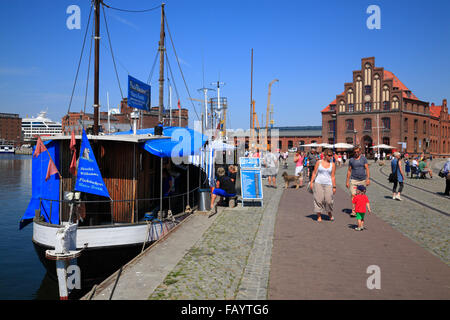 La vente du poisson de le chalutier dans le vieux port, Wismar, mer Baltique, Mecklembourg Poméranie occidentale, l'Allemagne, de l'Europe Banque D'Images