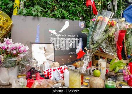 Hommages aux victimes des attaques terroristes du 13 novembre 2015 au Bataclan theatre, Paris, France. Banque D'Images