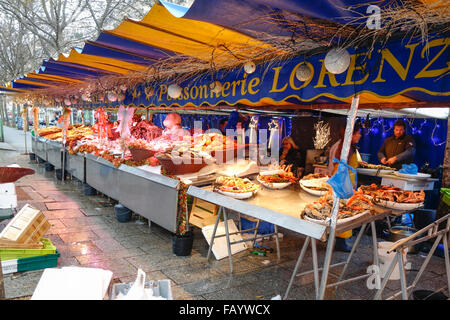 Blocage de fruits de mer, Lorenzo à market, Marché Bastille, Paris, France. Banque D'Images